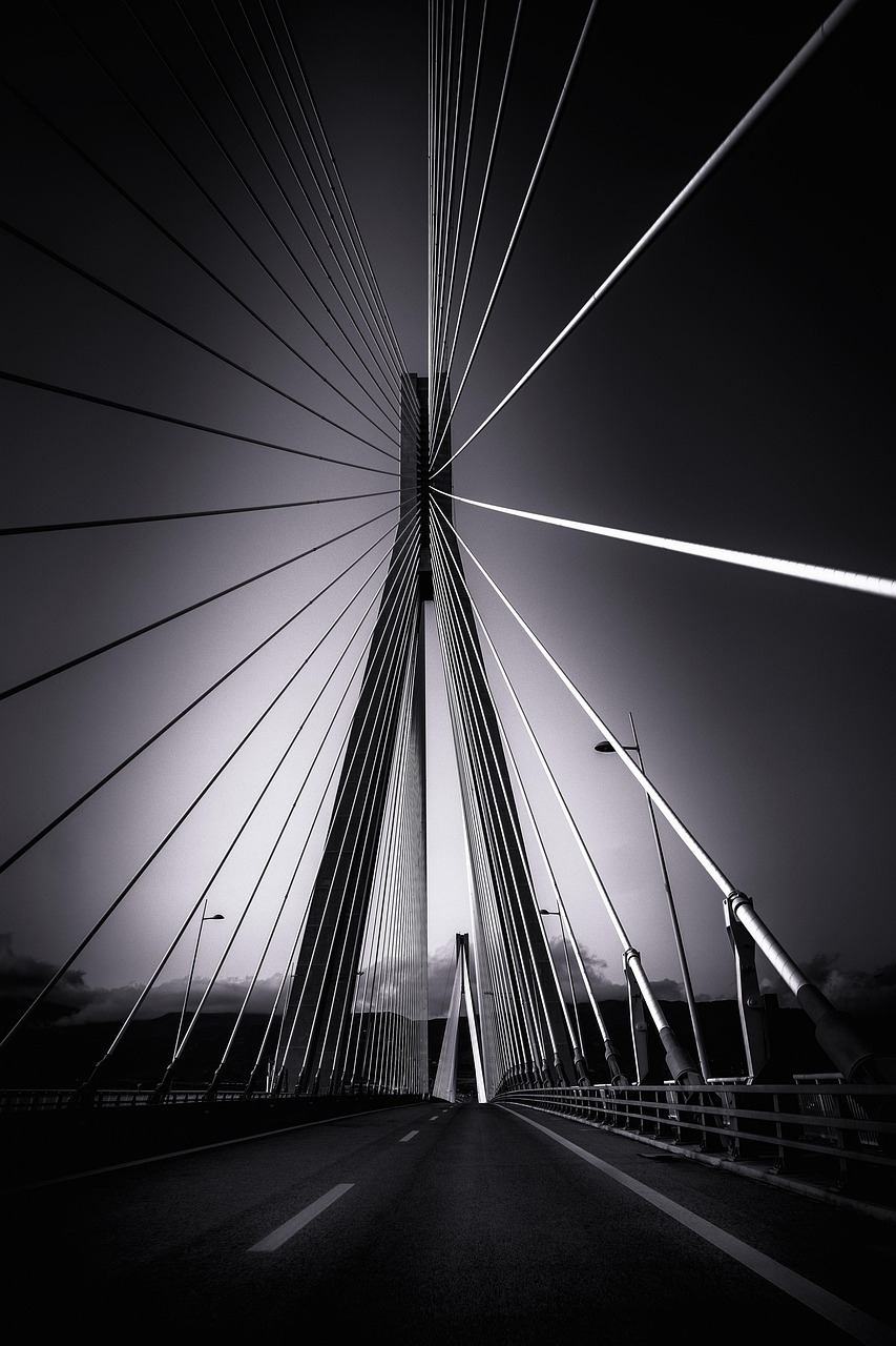 Symbolbild für stabile IT-Infrastruktur – moderne Brücke